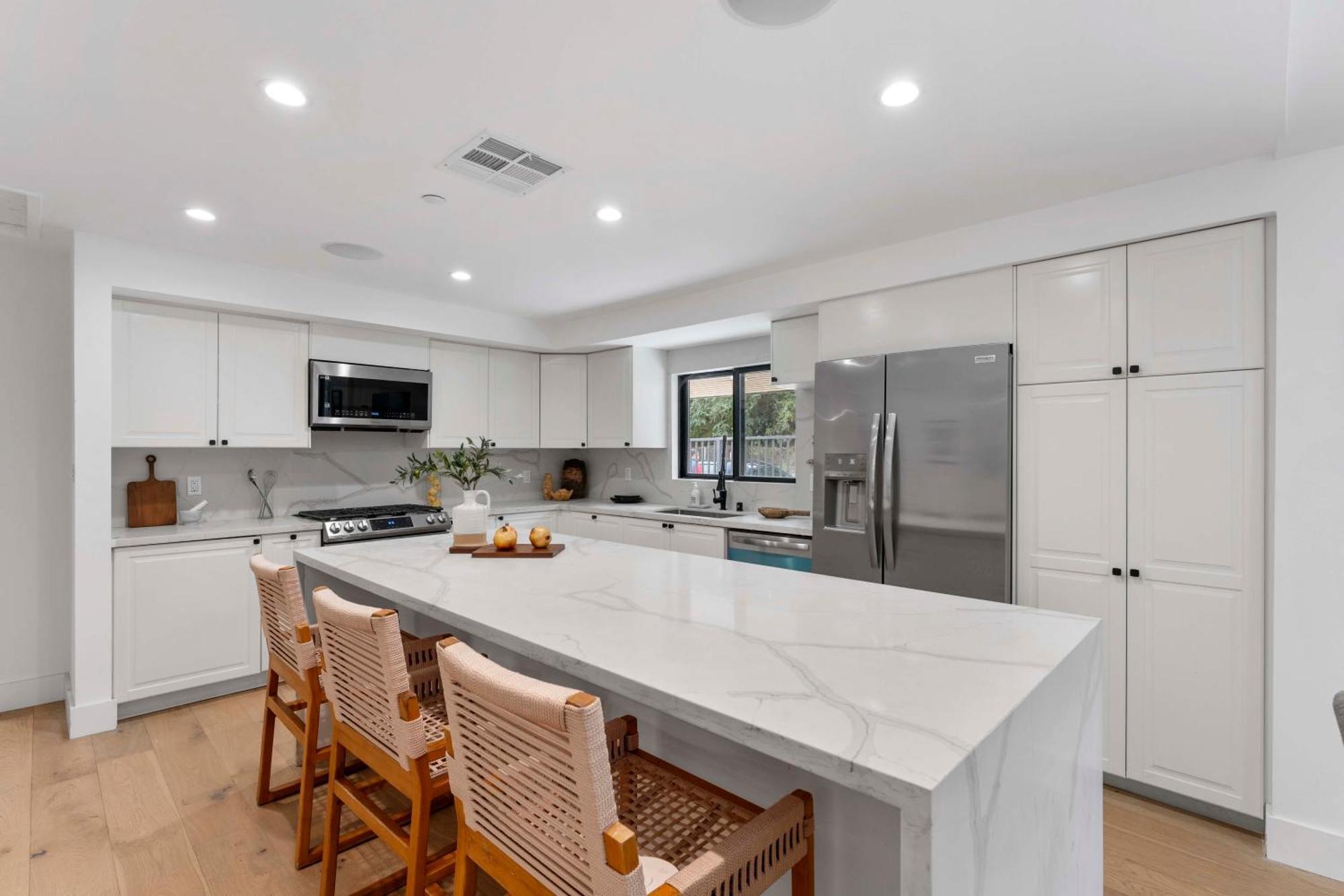 Modern Spacious 3br Residence, Game Room, Parking *